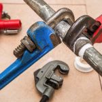 vérifier la plomberie d'un logement
