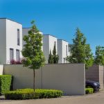 Aménager un parking devant une maison : règles et conseils