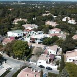 Vue panoramique d'une ville moderne avec des bâtiments architecturaux, symbolisant l'opportunité d'investissement à Castelnau-le-Lez en 2024.