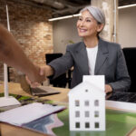 Conseillère immobilière accueillant un client dans la meilleure agence immobilière à Toulouse