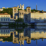 Vue urbaine au bord d’un fleuve avec architecture historique — reflet de la ville et évolution du marché immobilier à Bordeaux en 2025