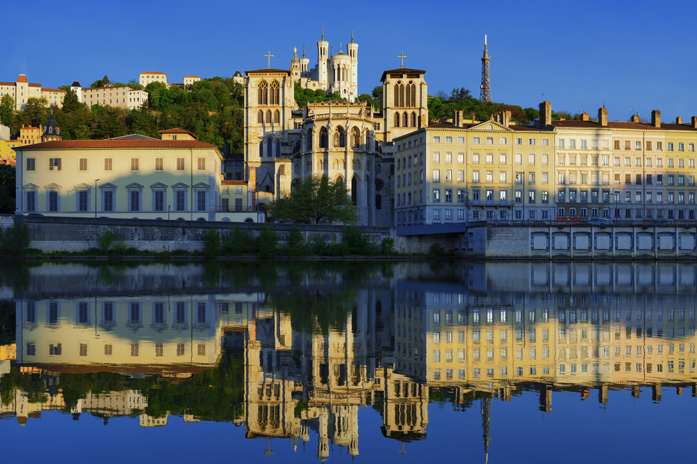 Vue urbaine au bord d’un fleuve avec architecture historique — reflet de la ville et évolution du marché immobilier à Bordeaux en 2025