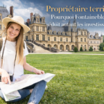 Propriétaire terrien étudiant un plan devant le château de Fontainebleau, destination prisée des investisseurs immobiliers