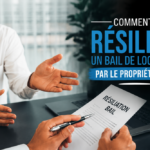 Propriétaire présentant un document de résiliation de bail de location lors d'un entretien avec un locataire.